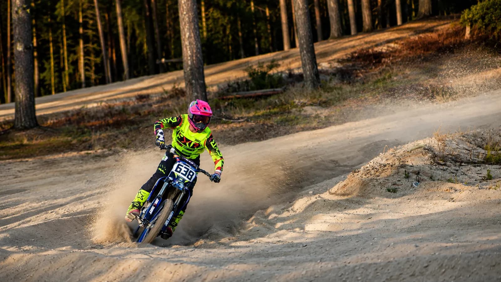 Crosser in het zand