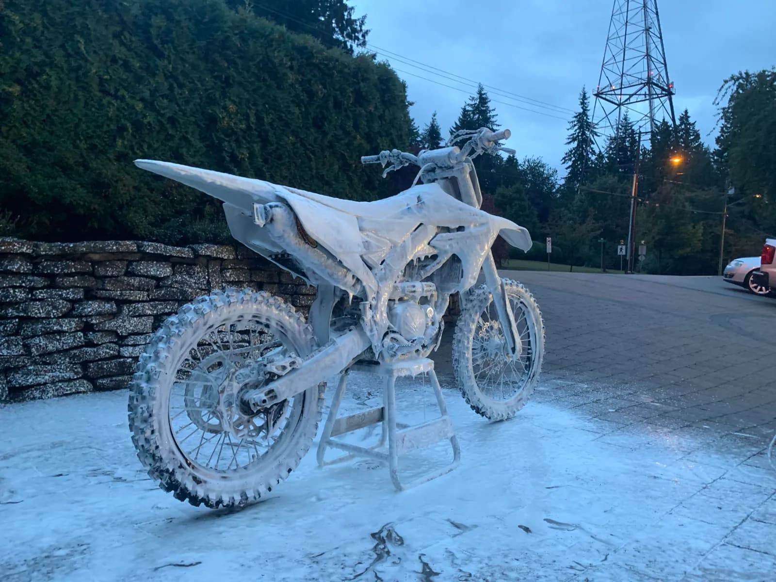 Crossmotor onder het schuim van Holeshot Mud-Off