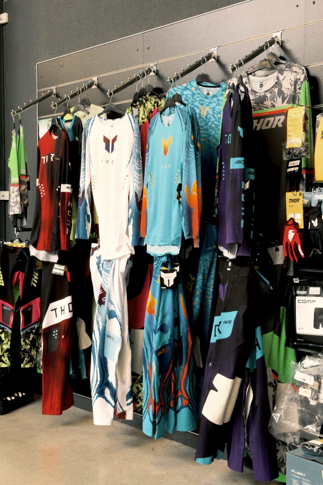 Crosskleding aan het rek