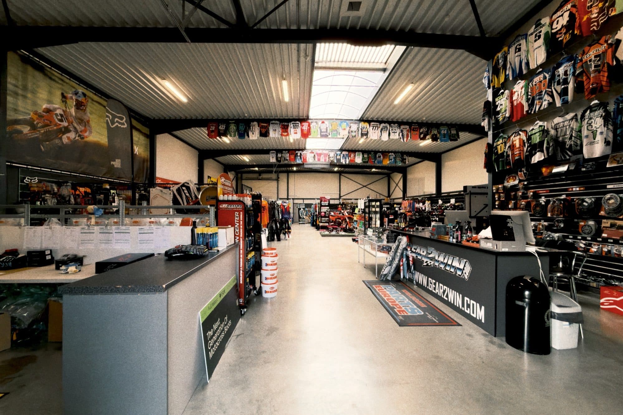 De toonbank, met de winkel erachter